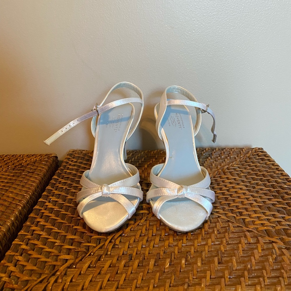 Unforgettable moments Dyeable shoes. Size 5